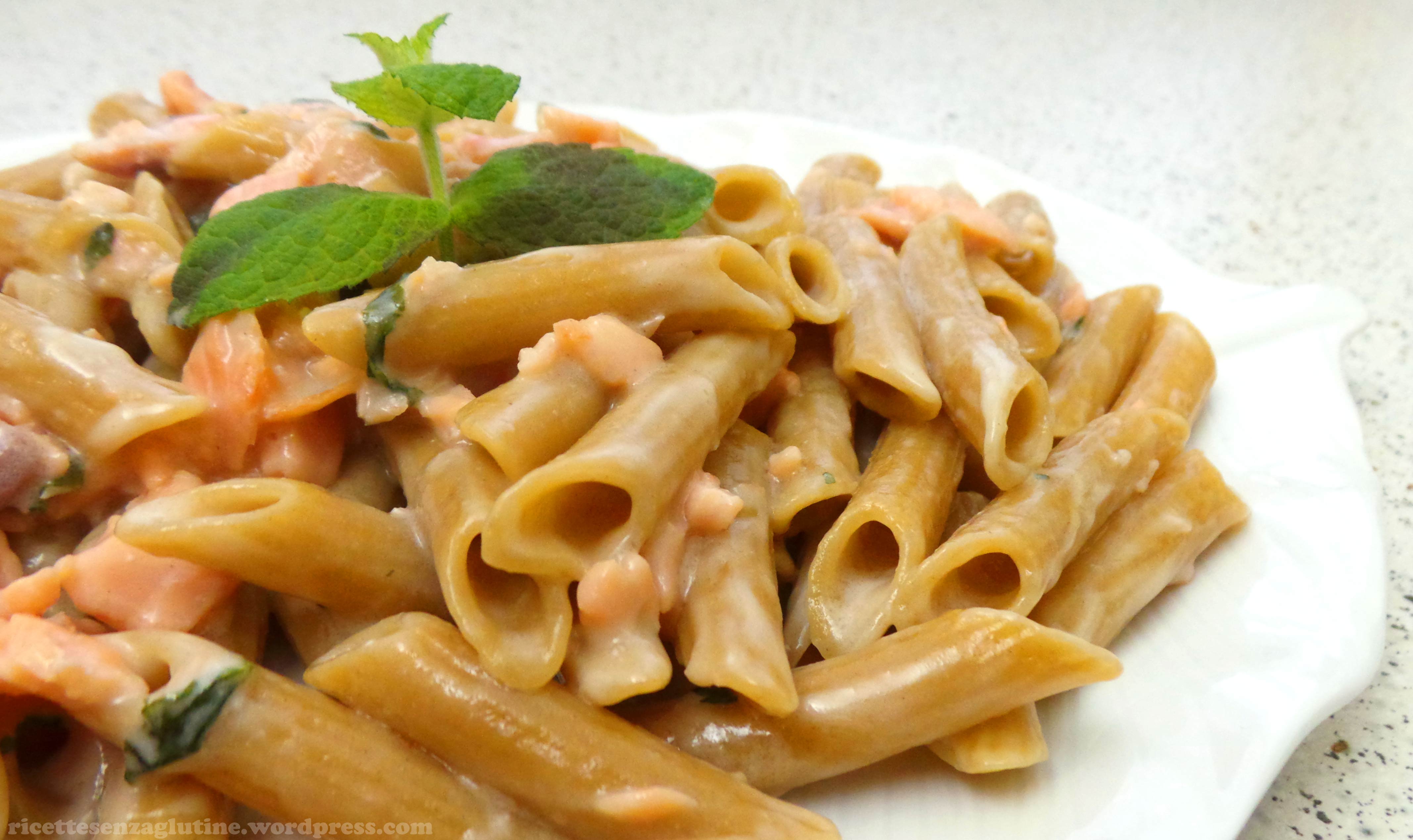 penne-al-salmone-menta-e-cr.jpg
